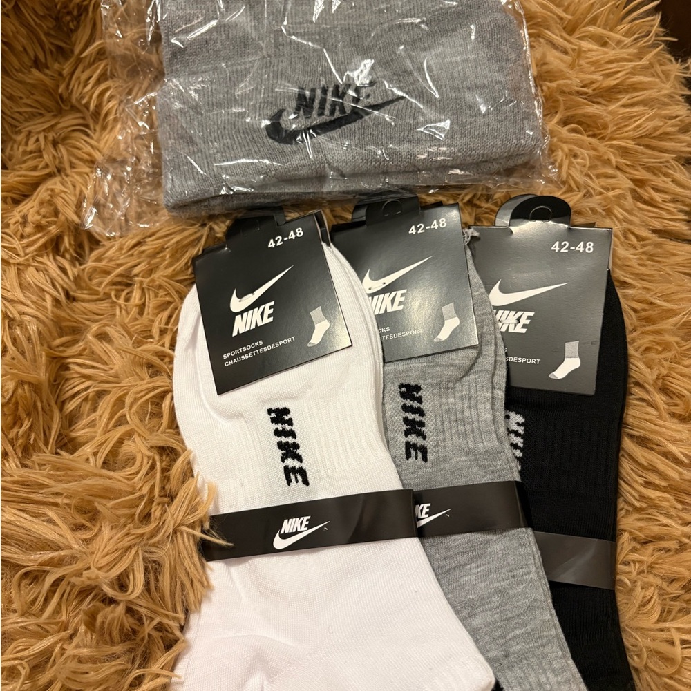 Nike Bundle 3 Pair of Socks and A Beanie - Picture 2 of 4